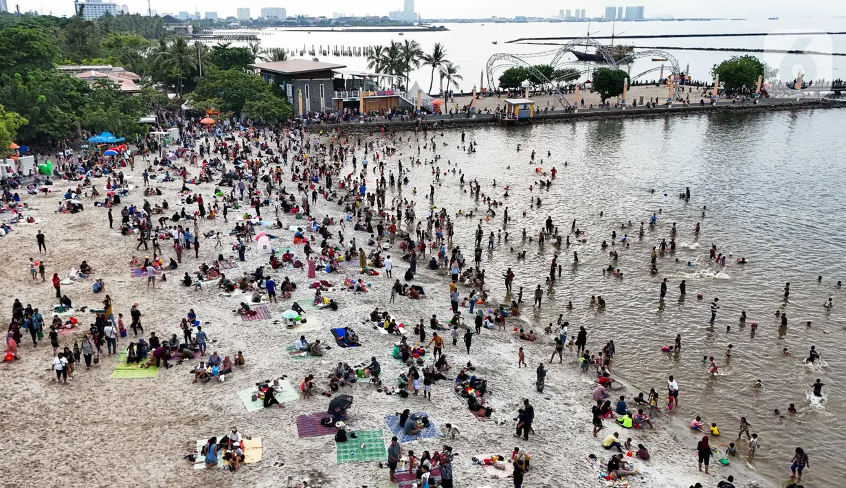 Foto udara memperlihatkan suasana Pantai Ancol Taman Impian, Jakarta, Selasa (1/4/2025) saat libur hari kedua perayaan Idul Fitri 1446 Hijriah. (Liputan6.com/Herman Zakharia)