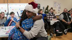 Mantan Presiden AS, Barack Obama memeluk seorang pasien anak di Children's National Medical Center , Washington, Rabu (19/12). Kedatangan Obama yang menyerupai sinterklas itu untuk membagikan hadiah natal kepada anak-anak di sana. (Chuck Kennedy / AFP)