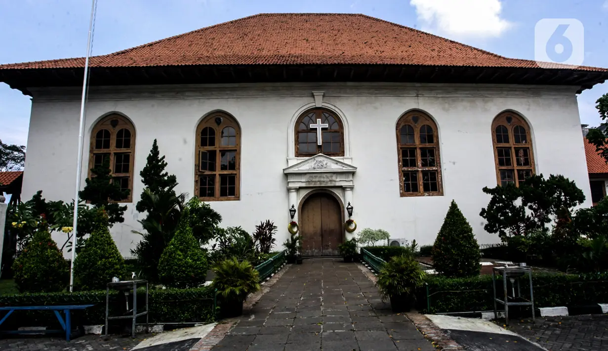 Suasana Gereja Sion yang berada di sudut Jalan Pangeran Jayakarta, Taman Sari, Jakarta Barat, Jumat (23/12/2022). Gereja Sion atau dikenal juga dengan nama Portygeesche Buintenkerk yang usianya mencapai 326 tahun. Namanya Gereja Portugis, bukan berati didirikan oleh orang Portugis, melainkan orang Belanda. Setelah Indonesia Merdeka, Portugreesche Buitenkerk berganti nama menjadi Gereja Portugis. (Liputan6.com/Johan Tallo)