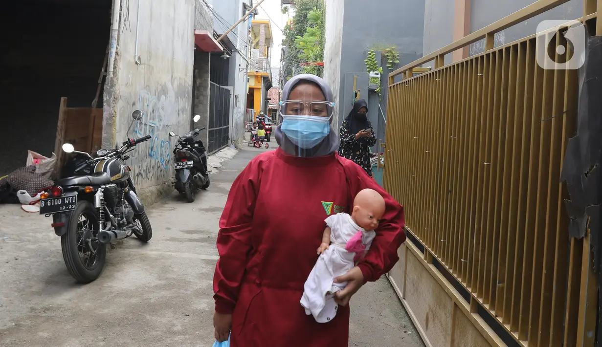 Seorang relawan Dompet Dhuafa bersiap melakukan monitoring dan edukasi kesehatan ibu menyusui penyintas COVID-19 di RW 07 Kelurahan Tengah, Kramat Jati, Jakarta, Kamis (5/8/2021). Kegiatan itu dalam rangka Pekan ASI Sedunia yang diperingati setiap tanggal 1 - 7 Agustus (Liputan6.com/Herman Zakharia)
