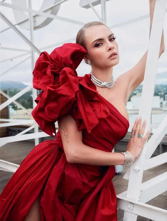 Mencocokkan dengan gaunnya, Delevingne menyapu eye shadow merah. Dengan bulu mata yang dramatis. [Foto: Instagram @caradelevingne]