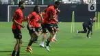 Pemain Timnas Bahrain melakukan sesi latihan jelang pertandingan lanjutan Kualifikasi Piala Dunia 2026 di Lapangan A, Kompleks Gelora Bung Karno, Senayan, Jakarta, Sabtu (22/3/2025). (Liputan6.com/Herman Zakharia)