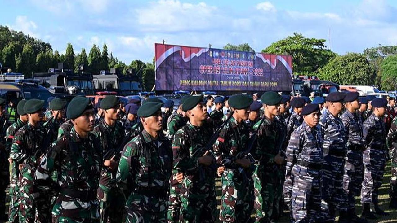 Prajurit TNI mengikuti apel gelar pasukan Operasi Lilin Agung 2023 di Lapangan Puputan Margarana, Denpasar, Bali, pada Kamis (21/12/2023).