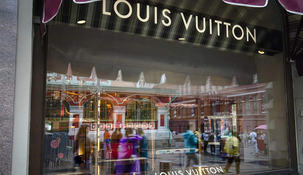 <p>Pejalan kaki tercermin di jendela department store GUM dengan butik Louis Vuitton ditutup karena sanksi di Moskow, Rusia, Selasa, 31 Mei 2022. Ketika invasi Rusia ke Ukraina memasuki hari ke-100, kehidupan di Moskow dan St. Petersburg sebagian besar tetap normal, bahkan ketika banyak pengecer Barat mulai hengkang dari negara itu. (AP Photo/Alexander Zemlianichenko)</p>