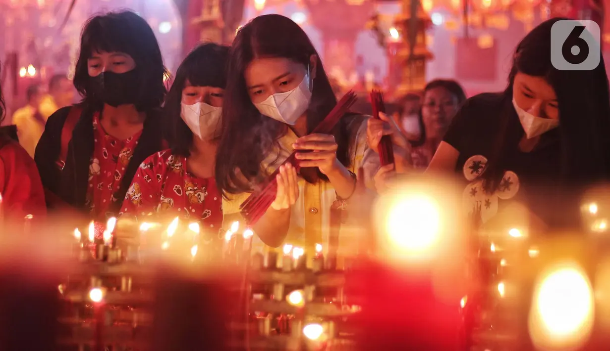 Warga keturunan Tionghoa bersembahyang menyambut tahun baru imlek 2574 di Wihara Boen San Bio, Kota Tangerang, Banten, Sabtu (21/1/2023). Sembahyang malam pergantian tahun baru Imlek itu sebagai ungkapan syukur atas segala rezeki dan keselamatan dari Tuhan serta untuk pengharapan kehidupan lebih baik di tahun Kelinci Air mendatang. (Liputan6.com/Angga Yuniar)