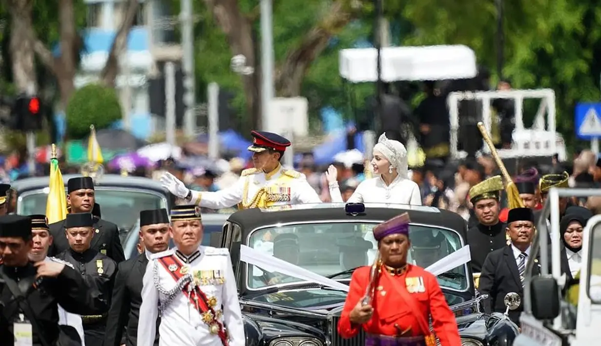 Pangeran Abdul Mateen adalah putra keempat dan anak ke-10 dari Sultan Brunei Darussalam. Sedangkan Anisha Rosnah merupakan cucu dari penasihat khusus Sultan, yaitu Pehin Dato Isa. Keduanya dikabarkan telah berpacaran selama beberapa tahun. [Foto: Instagram/thebridestory]