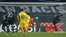 Striker Paris Saint-Germain, Kylian Mbappe, mencetak gol penalti ke gawang Barcelona pada laga Liga Champions di Stadion Parc des Princes, Kamis (11/3/2021). Kedua tim bermain imbang 1-1. (AP/Christophe Ena)