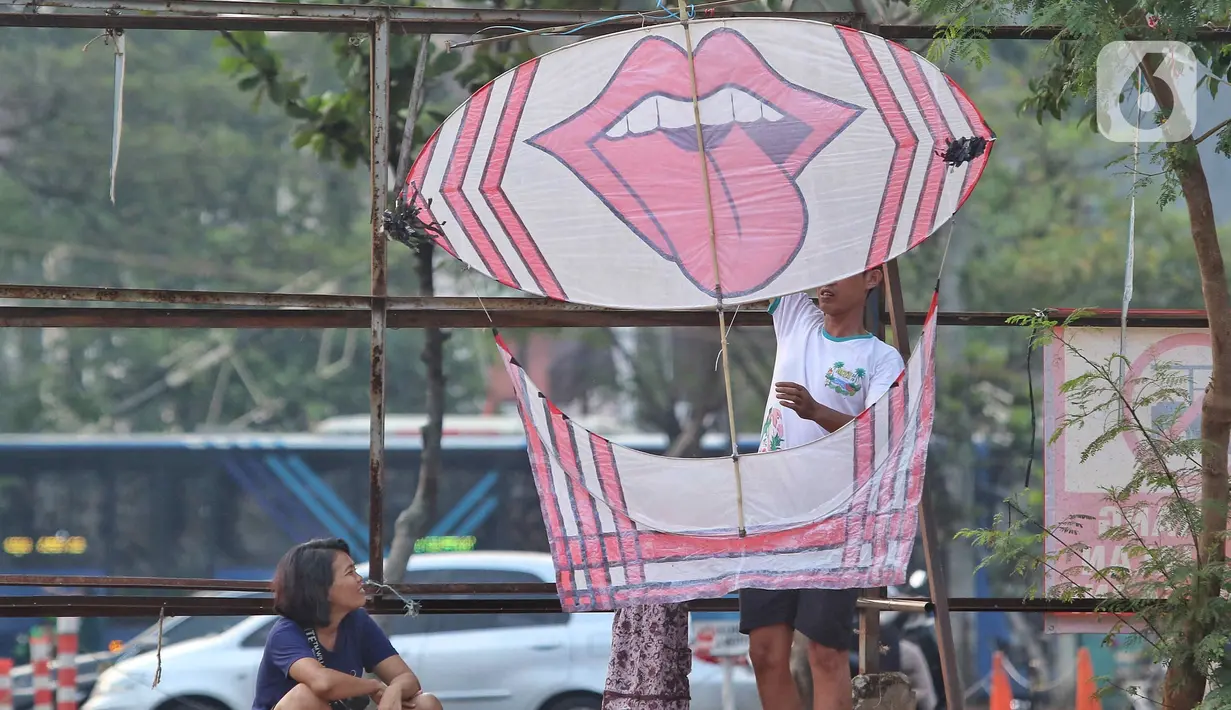 Penjualan beberapa jenis layangan pun laris manis. (Liputan6.com/Angga Yuniar)