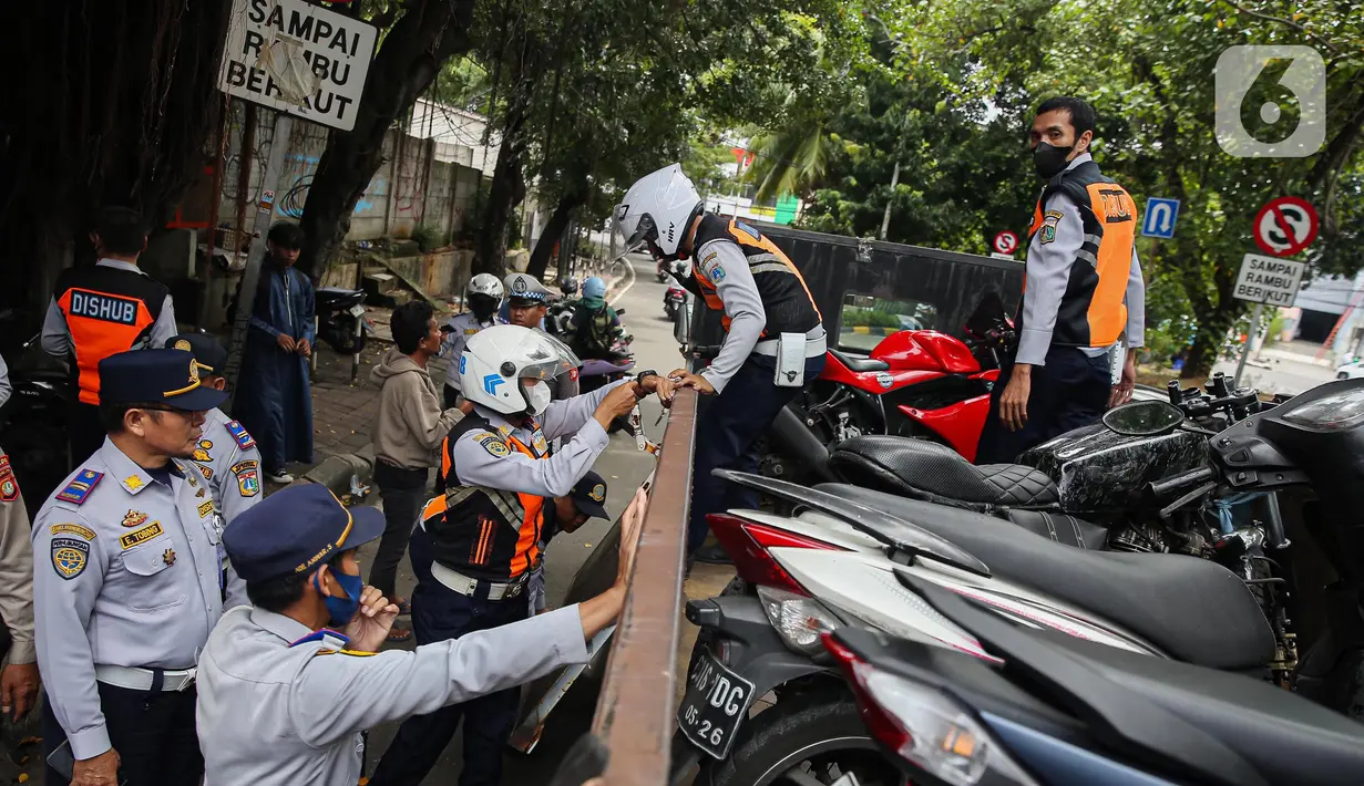 Para pemilik yang ingin mengambil kendaraannya terlebih dahulu diberikan sanksi tilang oleh Satuan Lalu Lintas (Satlantas). (Liputan6.com/Angga Yuniar)