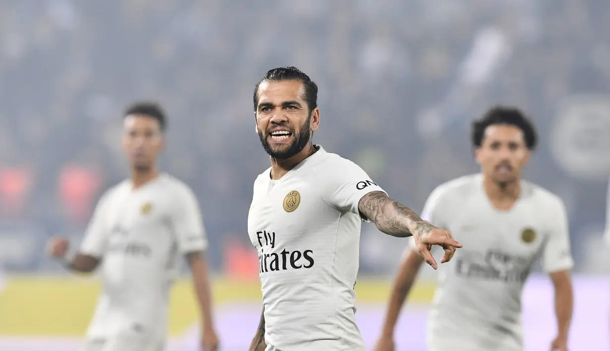 2. Dani Alves - Setelah hanya memiliki Zabaleta saat itu sebagai bek sayap, Pep ingin menambah skuad lagi. Muncul nama Kyle Walker sebagai opsi, namun mendatangakan Alves dirasa paling efektif. (AFP/Nicolas Tucat)
