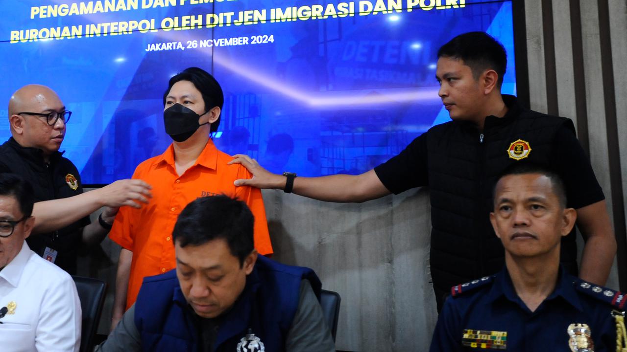 FOTO: Ditjen Imigrasi Pulangkan Buronan Interpol Asal Filipina, Ditukar Buron Judol RI Handoyo Salman