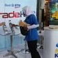 SPG membagikan brosur parade KPR Bank BTN kepada penumpang di Stasiun Kota, Jakarta, Senin (4/12). Menyambut HUT ke-41 KPR, PT BTN (Persero) Tbk menggelar parade KPR dengan suku bunga KPR berbunga rendah 4,1 persen. (liputan6.com/Angga Yuniar)