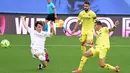 Pemain Villarreal, Yeremi Pino, mencetak gol ke gawang Real Madrid pada laga Liga Spanyol di Stadion Alfredo di Stefano, Sabtu (22/5/2021). Real Madrid menang dengan skor 2-1. (AFP/Javier Soriano)