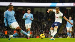 Pemain Tottenham Hotspur Harry Kane (kanan) menendang bola ke gawang di depan pemain Manchester City Manuel Akanji pada pertandingan sepak bola Liga Inggris di Etihad Stadium, Manchester, Inggris, 19 Januari 2023. Manchester City mengalahkan Tottenham Hotspur dengan skor 4-2. (AP Photo/Dave Thompson)