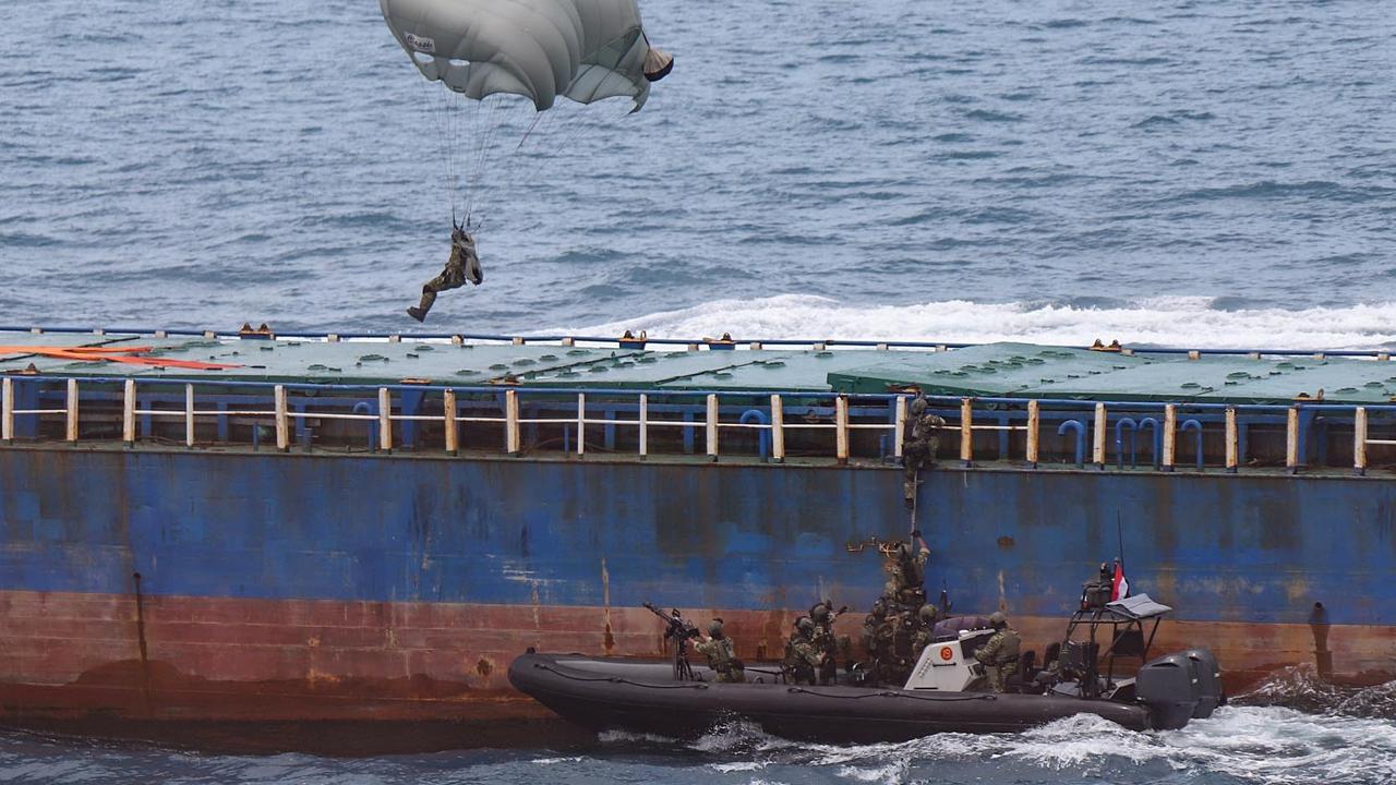 FOTO: Parade Kapal Perang dan Atraksi Prajurit  TNI AL Meriahkan Sailing Pass 2025