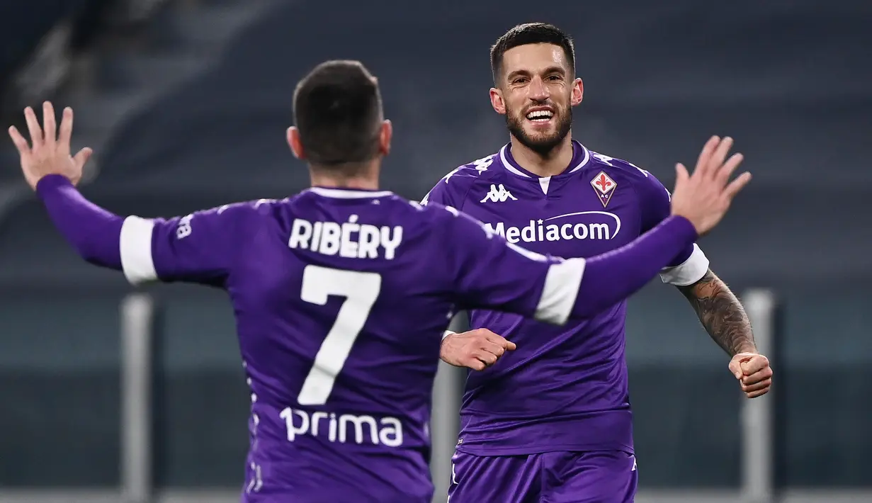 Pemain Fiorentina, Franck Ribery dan Cristiano Biraghi, merayakan gol ke gawang Juventus pada laga Liga Italia di Turin, Rabu (23/12/2020). Fiorentina menang dengan skor 0-3. (Photo by Marco BERTORELLO / AFP)
