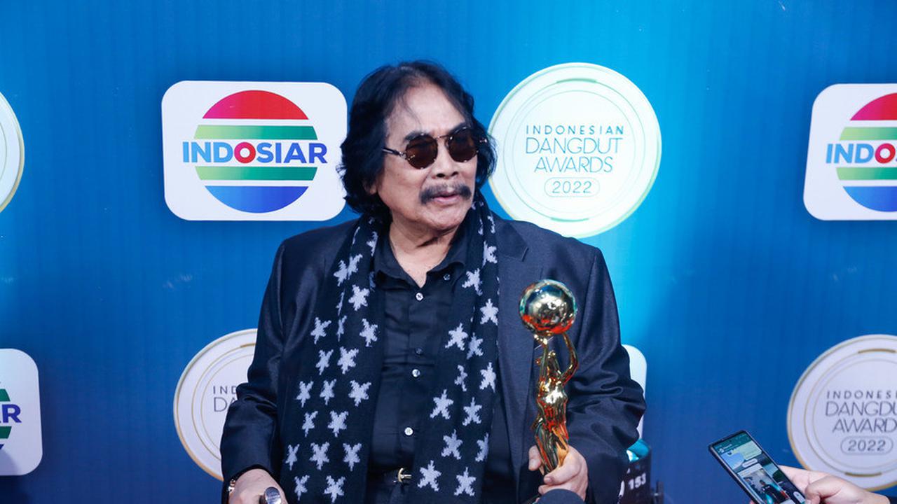 9 Potret Jaja Miharja Tetap Terima Job Manggung, Masih Mau Nyanyi Meski Pakai Tongkat