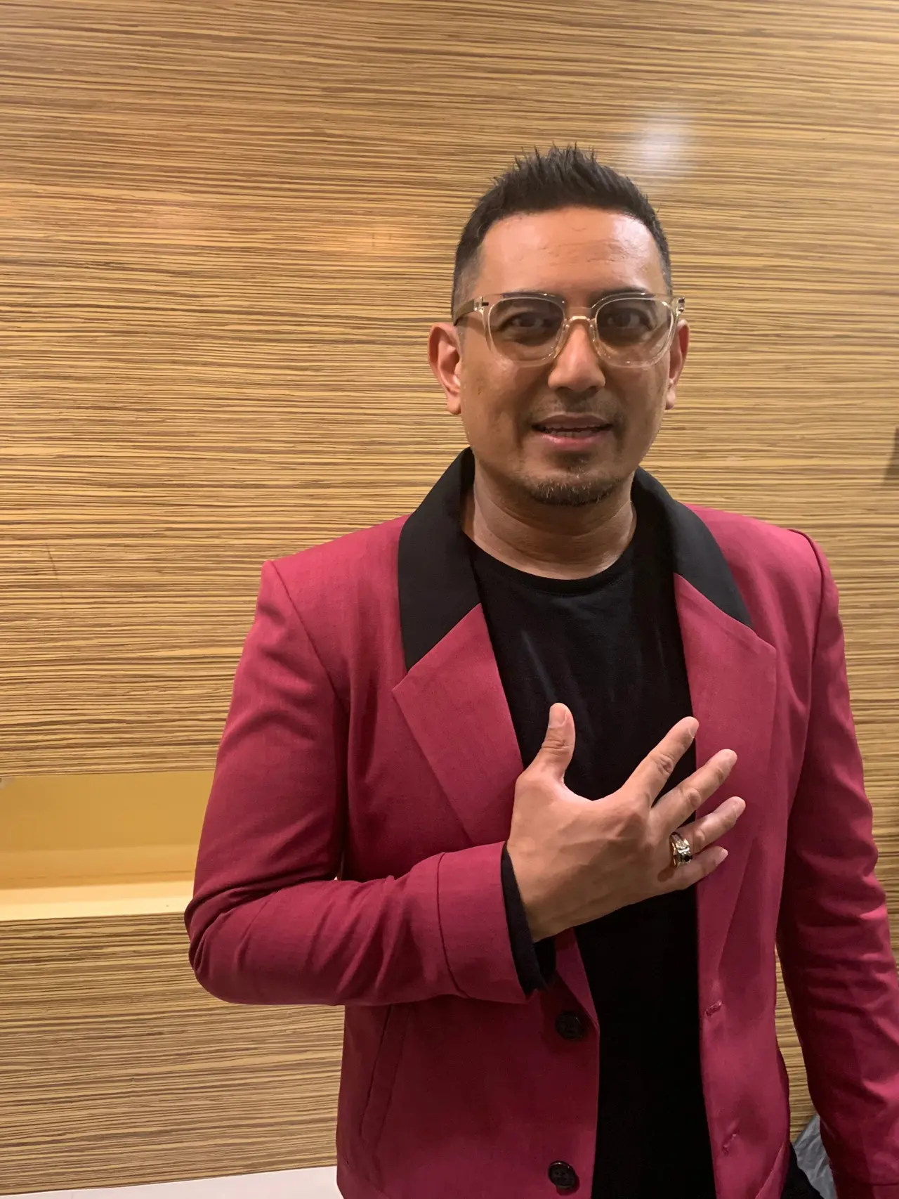 Rio Febrian Manggung di Jakarta Pakai Cincin Berlian Hitam, Pancarkan ...