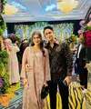 Zoe Abbas Jackson hadir bersama kekasihnya, Antonio Blanco, dengan tampilan yang selaras dan tetap mengusung sentuhan tradisional.  [@zoeabbas]