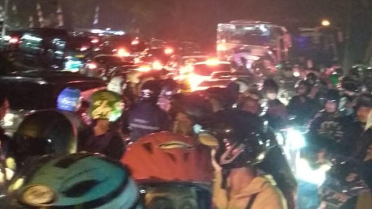 Macet Belasan Jam, 487.799 Kendaraan Keluar-Masuk Jalur Puncak Selama Libur Panjang Maulid Nabi Muhammad