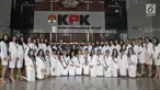 Puteri Indonesia Pariwisata 2017, Karina Nadila Niab bersama Wakil Ketua KPK Saut Situmorang serta para finalis Puteri Indonesia 2018 berfoto bersama seusai melakukan kunjungan di gedung KPK di Jakarta, Senin (5/3). (Liputan6.com/Herman Zakharia)