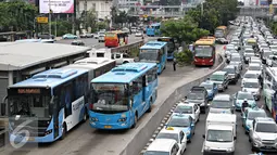 Bus Transjakarta berhenti di Halte Harmoni, Jakarta, Selasa (19/4). Beroperasinya 247 bus di Koridor I, Dirut PT Transjakarta Budi Kaliwono memprediksi jarak kedatangan bus setiap halte membutuhkan waktu 30 detik. (Liputan6.com/Immanuel Antonius)