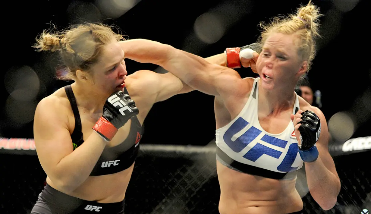 Holly Holm ketika beradu pukul dengan Ronda Rousey pada laga perebutan sabuk kelas batam UFC Women. (EPA/Joe Castro)