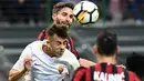 Gelandang AC Milan Hakan Calhanoglu berebut bola dengan pemain AS Roma Stephan El Shaarawy dalam laga lanjutan Serie A pekan ke-7 di San Siro, Minggu (1/10). Roma mampu mempermalukan Milan dengan skor 2-0. (MIGUEL MEDINA/AFP)