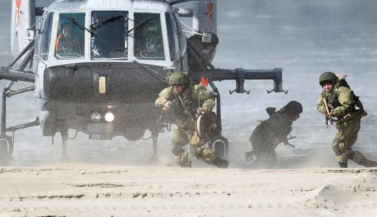 Para prajurit turun dari helikopter Ka-29 saat latihan militer Armada Baltik Angkatan Laut Rusia di Kaliningrad, Rusia, Kamis (4/4). (REUTERS/Vitaly Nevar)