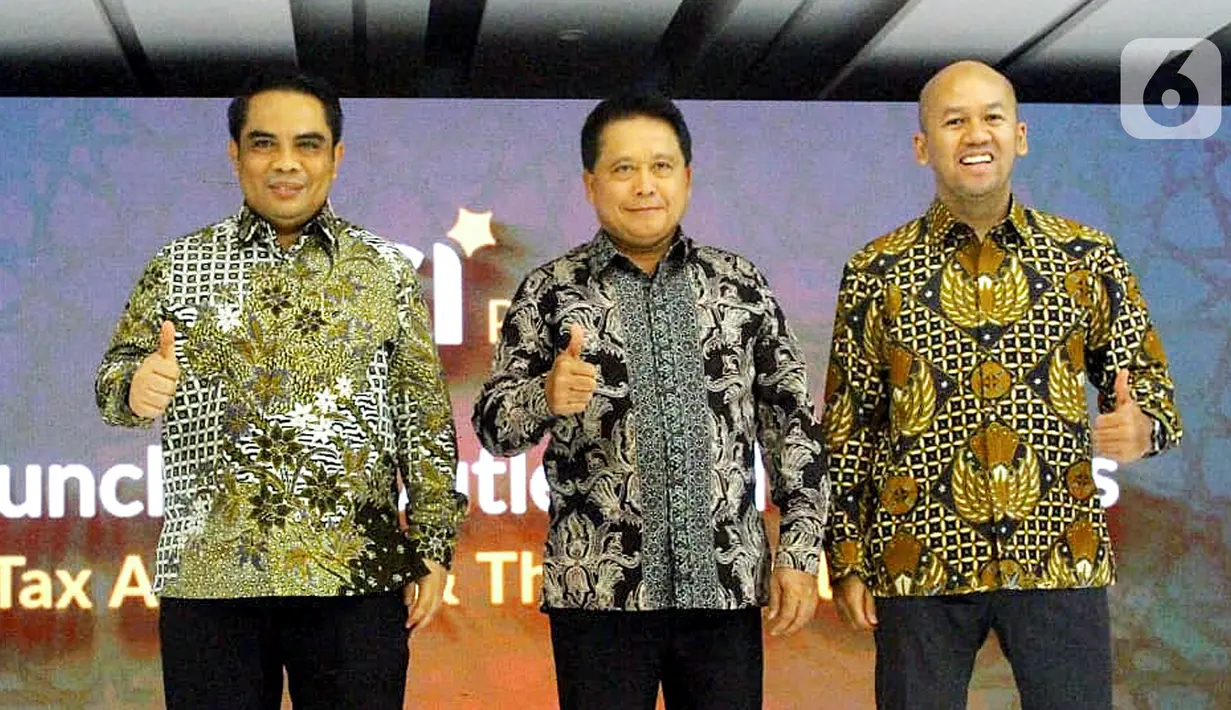 Direktur Utama PT Bank Syariah Indonesia Tbk (BSI) Hery Gunardi (tengah), Direktur Finance & Strategy Ade Cahyo Nugroho dan Direktur Sales & Distribution Anton Sukarna foto bersama pada peresmian Outlet BSI Prioritas dengan sand art BSI Prioritas di Jakarta, Rabu (12/01/2022). (Liputan6.com/HO/BSI)