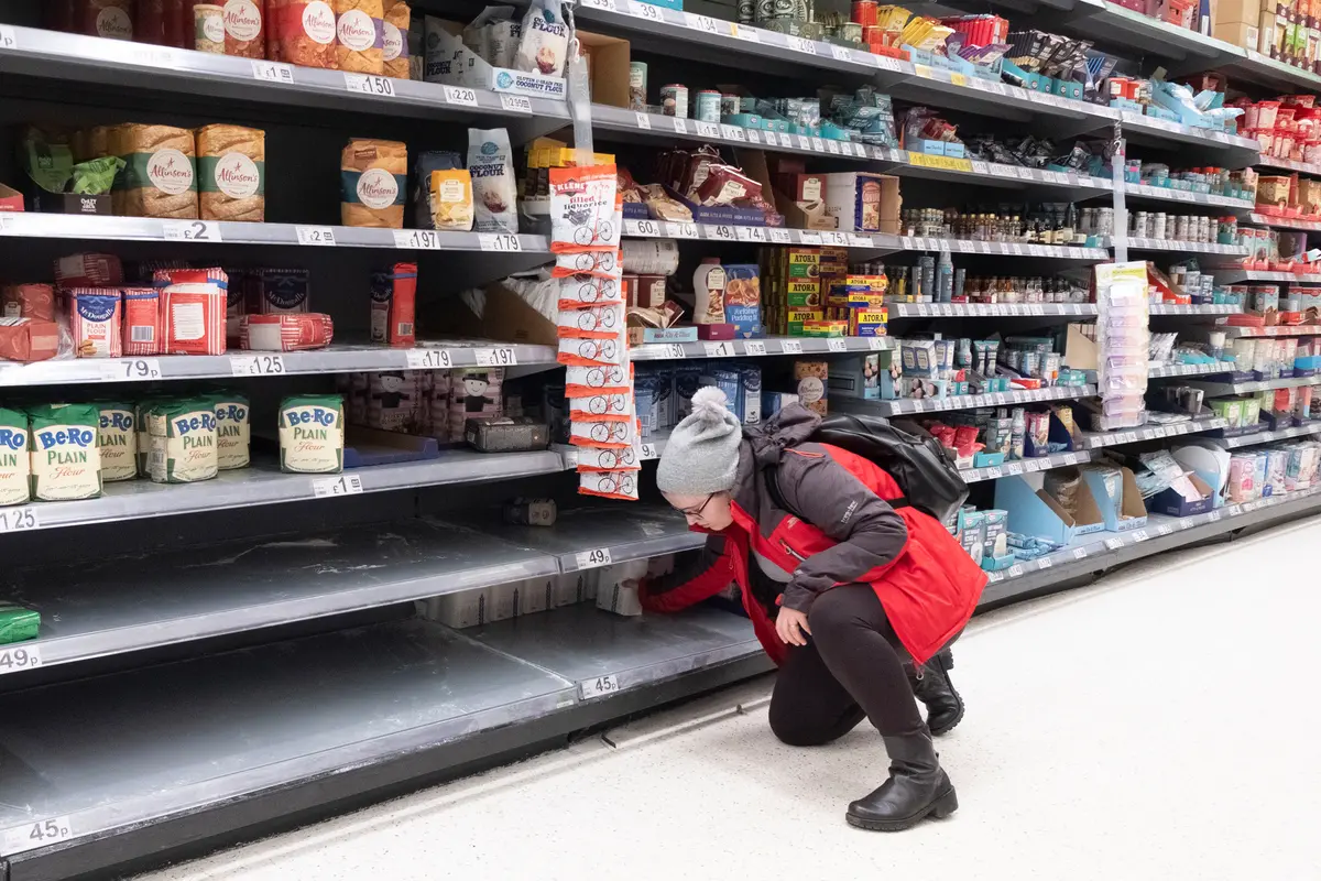 Isi Rak Supermarket di Inggris Nyaris Kosong