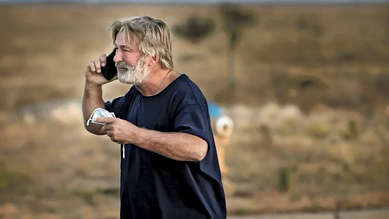 Alec Baldwin berbicara di telepon, usai menjawab pertanyaan di kantor Sheriff di Santa Fe, mengenai insiden penembakan tak disengaja. (Jim Weber/Santa Fe New Mexican via AP)