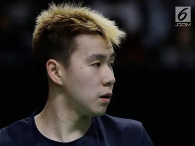 Pebulutangkis Indonesia, Marcus Gideon saat melawan wakil Jerman, Mark Lamsfuss / Marvin Seidel pada laga Indonesia Masters 2019 di Istora Senayan, Rabu (23/1). Marcus terlihat lebih trendi dengan gaya rambut baru dan berwarna. (Bola.com/M Iqbal Ichsan)