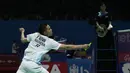 Ganda putra Indonesia, Fajar Alfian / Muhammad Rian, mengembalikan kok saat melawan Takuro Hoki / Yugo Kobayashi pada Indonesia Open 2019 di Istora Senayan, Jumat (19/7). Fajar / Rian kalah 19-21 dan 12-21. (Bola.com/Yoppy Renato)