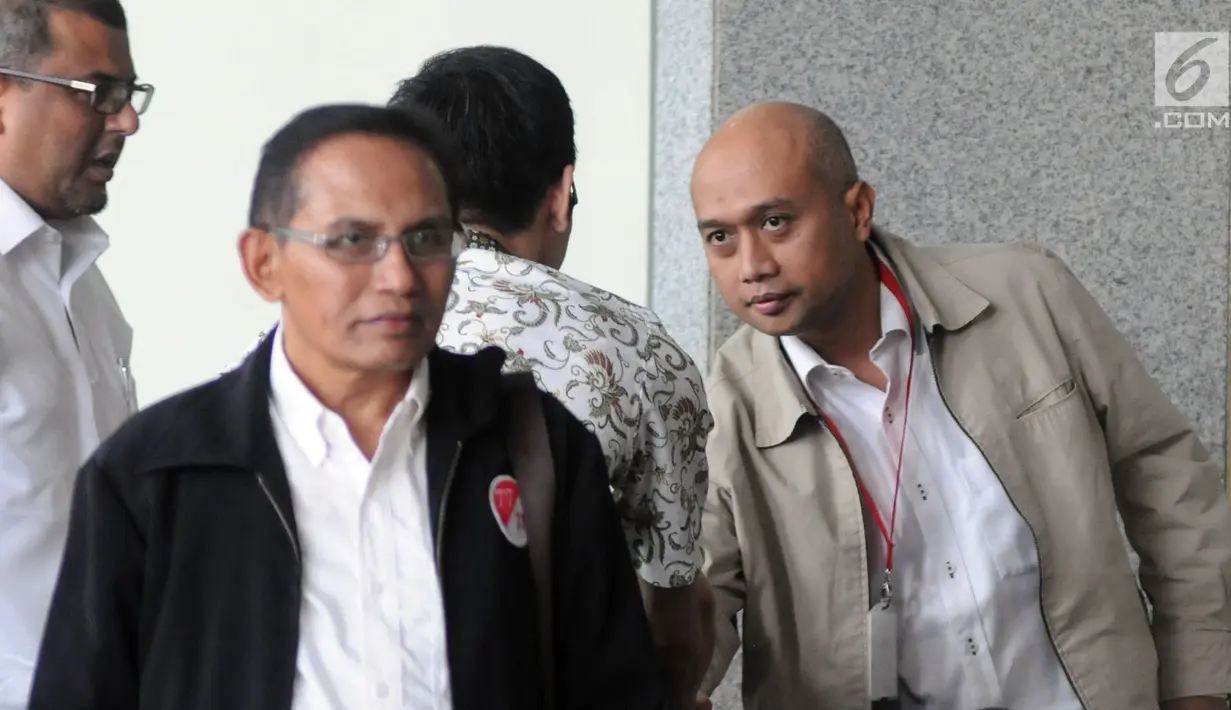 Presiden Direktur PT Pembangkit Jawa-Bali Investasi Gunawan Yudi Hariyanto (kanan) berada di ruang tunggu sebelum pemeriksaan di KPK, Jakarta, Kamis (27/9). Bos PJB Investasi itu diperiksa terkait kasus suap proyek PLTU Riau-1. (Merdeka.com/Dwi Narwoko)