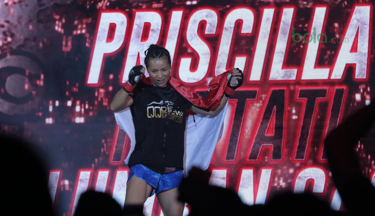 Priscilla Hertati Lumban Gaol saat  perkenalan pada ajang One Championship 2018 di Jakarta Convention Center, Sabtu (12/5/2018). Priscilla menang padan ronde pertama. (Bola.com/Nick Hanoatubun)