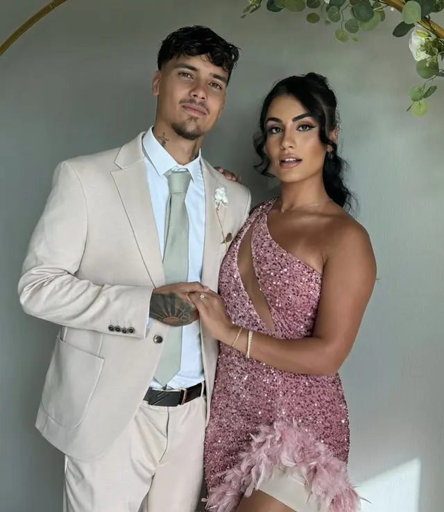 5 Pesona tunangan Shayne Pattynama bek kiri Timnas Indonesia yang berdarah Afghanistan