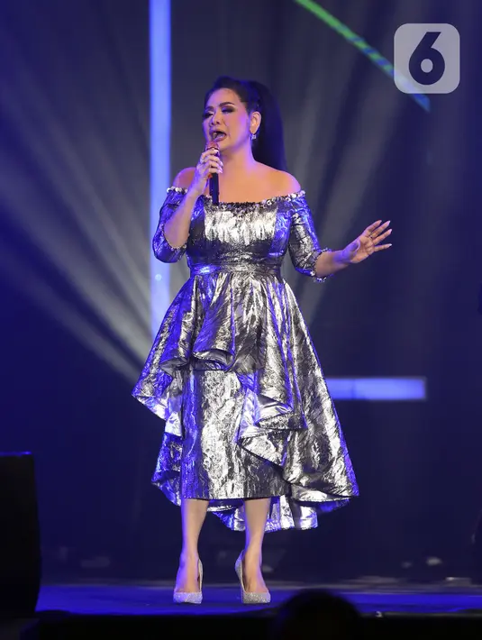 Penyanyi Vina Panduwinata tampil pada hari pertama BNI Java Jazz Festival 2022 di JIExpo Kemayoran, Jakarta, Jumat (27/5/2022). Perhelatan musik BNI Java Jazz Festival 2022 digelar pada 27-29 Mei yang menampilkan musisi-musisi dari dalam dan luar negeri. (Liputan6.com/Johan Tallo)