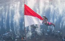 VIDEO: Aksi Sherly Tjoanda Cosplay Putri Duyung Cantik Menyelam Kibarkan Bendera di Dasar Laut