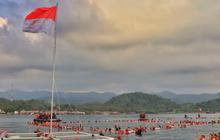 Pecahkan Rekor, Ratusan Perenang Bentangkan Merah Putih di Laut Lampung Bentuk Angka 80 Sambut HUT RI