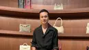 Tampilan sleek modern Nicholas Saputra menginspirasi untuk terlihat gaya dengan warna hitam.  (Foto: Istimewa)