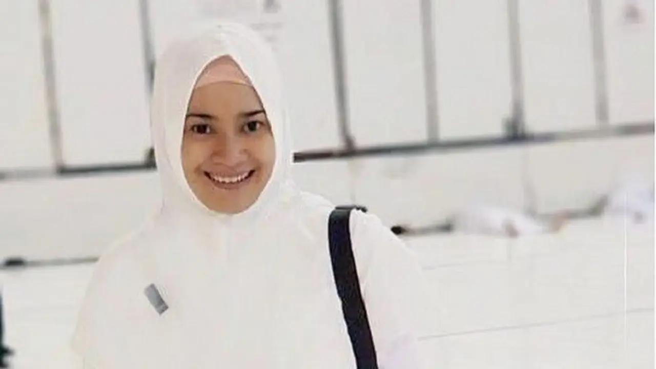 Bintang] Sempat Bikin Gempar, Ini 18 Artis Indonesia yang Memutuskan untuk Melepas Hijab