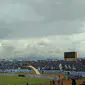 Spanduk selamat datang untuk Presiden Jokowi terpasang di tribune yang ditempati bobotoh Persib Bandung di Stadion Si Jalak Harupat, Sabtu (2/3/2019). (Bola.com/Muhammad Adiyaksa)