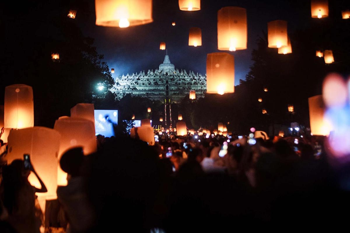 FOTO: Ribuan Lampion Terangi Langit Borobudur pada Puncak Waisak 2570 BE