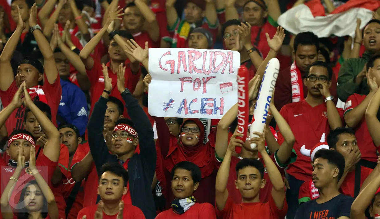 Suporter membentangkan tulisan Garuda for Aceh jelang menyaksikan laga final pertama Piala AFF 2016 antara Indonesia melawan Thailand di Stadion Pakansari, Kab Bogor, Rabu (14/12). Indonesia unggul 2-1 atas Thailand. (Liputan6.com/Helmi Fithriansyah)