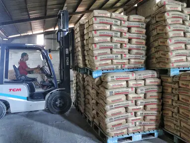Pekerja melakukan bongkar muat semen di Kawasan Jakarta Barat, Jumat (13/1/2023). Badan Pusat Statistik (BPS) melaporkan Indeks Harga Perdagangan Besar (IHPB) kelompok bangunan/konstruksi pada Desember 2022 naik 0,37% dibanding bulan sebelumnya (month to month/mtm). (Liputan6.com/Angga Yuniar)