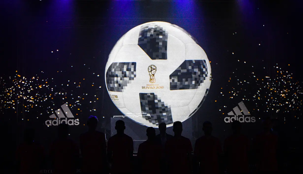 Bola resmi Piala Dunia 2018 Rusia yang diberi nama Telstar 18 diluncurkan dalam acara di Moskow, Kamis (9/11). Peluncuran Telstar 18 juga bertepatan dengan 50 tahun momen pertama bola buatan Adidas dipakai di Piala Dunia 1970. (Mladen ANTONOV/AFP)