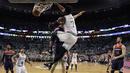Aksi pemain Boston Celtics, Jaylen Brown (7) melakukan dunk melewati adangan pemain Wizards, Bojan Bogdanovic pada gim ketujuh semifinal NBA Wilayah Timur di TD Garden, Boston, (15/5/2017). Celtics menang 115-105. (AP/Charles Krupa)