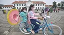 <p>Pengunjung menggunakan sepeda yang disewakan di halaman Museum Fatahillah, kawasan Kota Tua, Jakarta, Rabu (4/5/2022). Libur Lebaran membawa berkah bagi jasa sewa sepeda ontel di Kota Tua. Penyewaan sepeda ontel mengalami peningkatan dari hari biasanya. Jasa sewa sepeda ontel di Kota Tua dipatok Rp20.000 per setengah jam. (merdeka.com/Iqbal S Nugroho)</p>