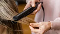 How to curl your hair with a flat iron at home. (Photo: Freepik)